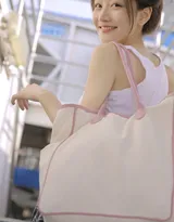 很清纯的穿白背心的少女写真套图