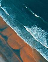 蔚蓝的大海沙滩，上帝视角的海滩图片