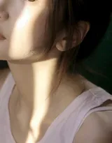 很清纯的穿白背心的少女写真套图