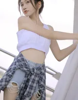 很清纯的穿白背心的少女写真套图