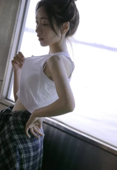 很清纯的穿白背心的少女写真套图 – 高清 桌面壁纸 开放版权素材 免费下载 手机电脑通用背景图
