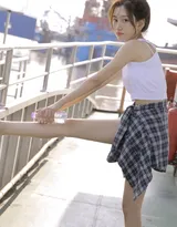 很清纯的穿白背心的少女写真套图