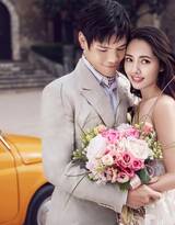影星向佐，郭碧婷唯美婚纱写真，一对金童玉女幸福甜蜜。