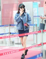女星秦岚深圳机场室外照片