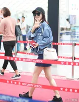 女星秦岚深圳机场室外照片