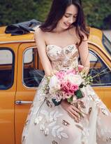 影星向佐，郭碧婷唯美婚纱写真，一对金童玉女幸福甜蜜。