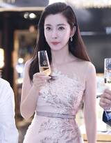 李冰冰出席某活动装扮一身玫瑰金色晚礼服，雍容华贵！