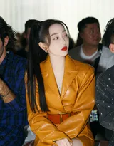 蒋梦婕质感皮衣性感街拍写真，美腿修长清爽靓丽