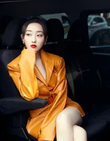 蒋梦婕质感皮衣性感街拍写真，美腿修长清爽靓丽