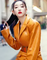 蒋梦婕质感皮衣性感街拍写真，美腿修长清爽靓丽