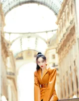 蒋梦婕质感皮衣性感街拍写真，美腿修长清爽靓丽