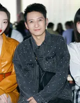 蒋梦婕质感皮衣性感街拍写真，美腿修长清爽靓丽