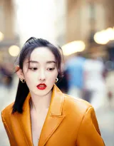 蒋梦婕质感皮衣性感街拍写真，美腿修长清爽靓丽