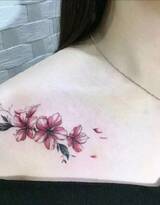 好看的女生肩部锁骨处纹身，彩色的花朵图案很清新诱惑