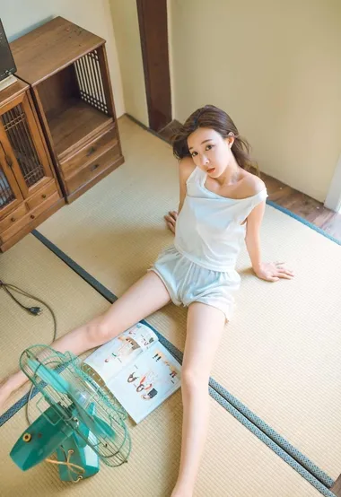短发美腿性感少女背心短裤私房写真，尽显修长白皙美腿 – 高清 桌面壁纸 开放版权素材 免费下载 手机电脑通用背景图