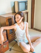 短发美腿性感少女背心短裤私房写真，尽显修长白皙美腿