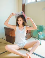 短发美腿性感少女背心短裤私房写真，尽显修长白皙美腿