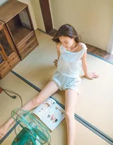 短发美腿性感少女背心短裤私房写真，尽显修长白皙美腿