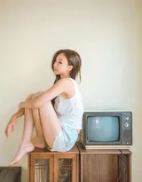 短发美腿性感少女背心短裤私房写真，尽显修长白皙美腿