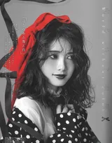 日本女星白石麻衣杂志写真图片，法式刘海造型很甜美