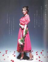 日本女星白石麻衣杂志写真图片，法式刘海造型很甜美