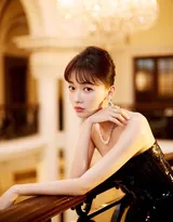 吴谨言黑色礼服尽显性感美背诱人写真图片