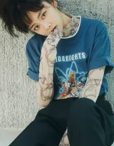 丸子头美女谭松韵“街拍时刻”杂志运动写真图片