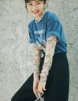 丸子头美女谭松韵“街拍时刻”杂志运动写真图片