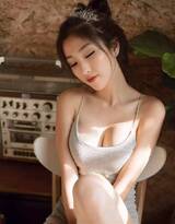 健康小麦肤色泰国美女性感吊带背心短裤私房写真照