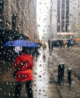 下雨中的城市街景和人物在雨中唯美图片