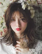 日本女星白石麻衣杂志写真图片，法式刘海造型很甜美