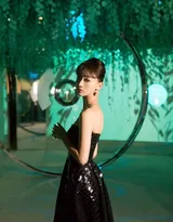 吴谨言黑色礼服尽显性感美背诱人写真图片