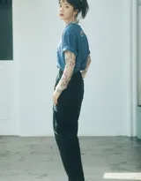 丸子头美女谭松韵“街拍时刻”杂志运动写真图片