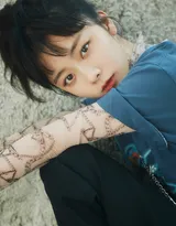 丸子头美女谭松韵“街拍时刻”杂志运动写真图片