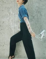 丸子头美女谭松韵“街拍时刻”杂志运动写真图片