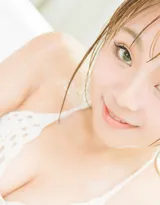 丸子头美女和小黄鸭开心泡泡浴