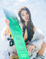不爱温度爱风度，唯美比基尼雪地滑雪美女写真