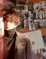 王一博帅气写真，最普通的秋装也能穿出最酷帅的样子