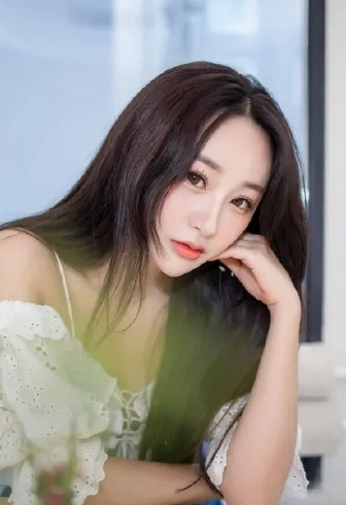 运动裤加白色吊带上衣的长发女神唯美照片 – 高清 桌面壁纸 开放版权素材 免费下载 手机电脑通用背景图