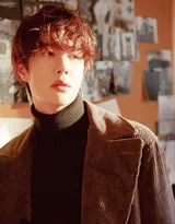 王一博帅气写真，最普通的秋装也能穿出最酷帅的样子