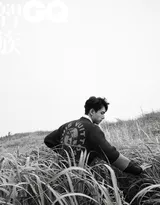 李现“人设人爱”主题帅气黑白写真大片，花见花也开