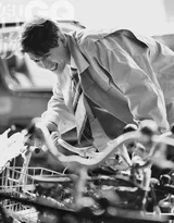 李现“人设人爱”主题帅气黑白写真大片，花见花也开