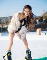 不爱温度爱风度，唯美比基尼雪地滑雪美女写真