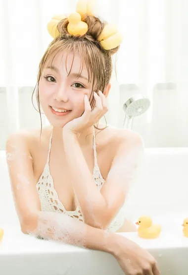 丸子头美女和小黄鸭开心泡泡浴 – 高清 桌面壁纸 开放版权素材 免费下载 手机电脑通用背景图