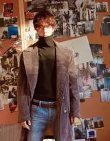 王一博帅气写真，最普通的秋装也能穿出最酷帅的样子