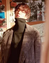 王一博帅气写真，最普通的秋装也能穿出最酷帅的样子