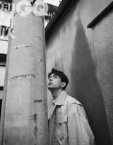 李现“人设人爱”主题帅气黑白写真大片，花见花也开