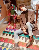 王一博帅气写真，最普通的秋装也能穿出最酷帅的样子