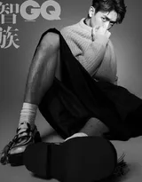 李现“人设人爱”主题帅气黑白写真大片，花见花也开