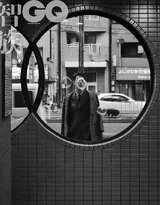 李现“人设人爱”主题帅气黑白写真大片，花见花也开